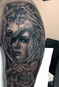 Nagy kar fekete szürke stílusú nők rózsa és farkas sisak tetoválás mintával