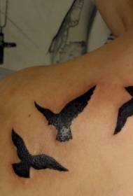 Trei tatuaje de păsări negre pe umeri