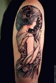 Grote arm zwart grijs stijl mooie vrouw portret tattoo patroon