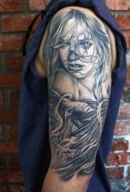 Рука очень реалистичный черный орел с рисунком девушки тату