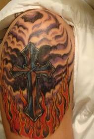 Fiamma del grande braccio e motivo del tatuaggio croce nera