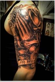 Wielkie ramię czarno-białe modlące się dłonie z wzorem tatuażu z literami i kwiatami