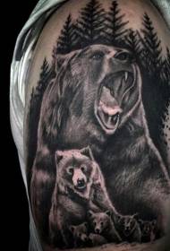 Veliki krak realističnog uzorka tetovaže obitelji divljih medvjeda