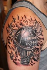 Рука чорна-шэрага мемарыяльнага малюнка татуіроўкі пажарным