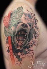 Veliki krak ogromnog uzorka tetovaže medvjeda i listova
