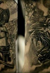 Tatuatge de braç gran i negre i realista en blanc i negre realista