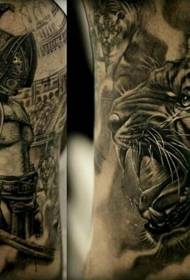 Realistico tatuaggio a braccio grande con gladiatore bianco e testa di tigre