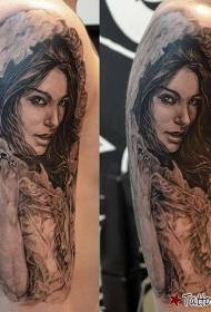 Črni lepotni vzorec tetovaže z velikim rokom realističnega stila