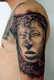 Grande bracciu di petra in stile di tatuu di maschera fresca