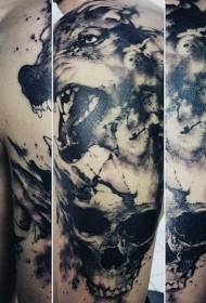 Hannun baƙi na fata mai launin fata mai wolf skull tattoo