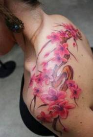 Ramoscello e disegno del tatuaggio fiore rosa sulla spalla della signora