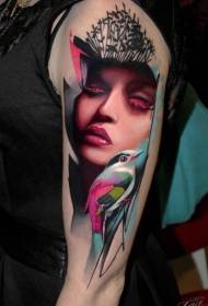 Büyük kol güzel renkli kadın yüzüne kuş dövme deseni