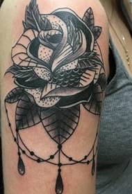 Motivo tatuaggio grande punto nero rosa e gioiello