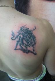 Tatuatge de toro realista a l’esquena