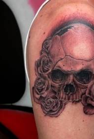 Braccio rosa nera con motivo tatuaggio teschio