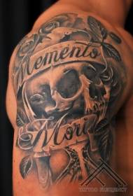 Cranio nero con grande braccio e motivo floreale con lettera di rose