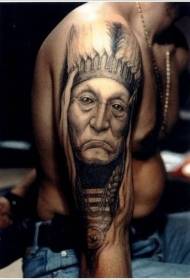 Brazo realista negro ceniza viejo indio retrato tatuaje patrón