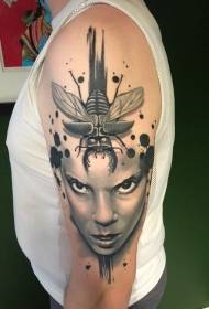 Grote arm realistische vrouwelijk portret en insect tattoo patroon