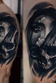 Modelo de tatuaje de cara y cráneo de mujer de estilo de horror de brazo grande en blanco y negro