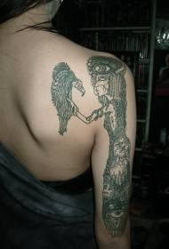 Arm strašidelné fantasy čarodejnice s vtáčie tetovanie vzorom