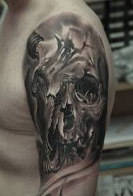 Velika ruka nevjerojatnog crno-bijelog uzorka tetovaže ljudske lubanje