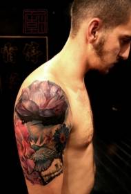 Голема рака убаво насликана лотос со шема за тетоважа на птици