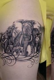 मोठ्या डोळ्यांत काळा हत्ती कुटुंबातील टॅटूचा नमुना