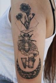 Lielās rokas dzeloņainā stila melno bišu ziedu un mēness tetovējums