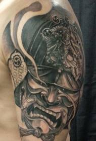 Modèle de tatouage pour casque et masque de samouraï noir en colère de style réaliste à gros bras
