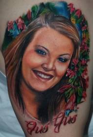 Retrato de muller sonriente moi fermoso brazo con patrón de tatuaxe de flores