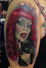 Modello del tatuaggio del braccio grande del vampiro e del gatto nero dai capelli rossi