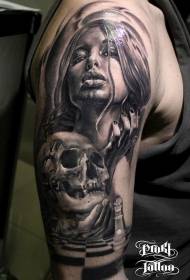 Femeie în stil gri cu un braț mare, cu model de tatuaj de craniu