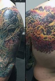 Pátrún tattoo mistéireach eolaíochta ar lámh mhór