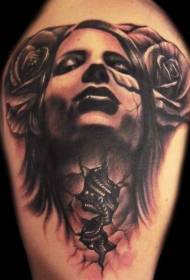 Melni pelēks, iespaidīgs stils, bojāts sievietes portrets un rožu tetovējums