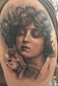 Portráid réalaíoch sean-bhean scoile réadúil le patrún tattoo bláthanna