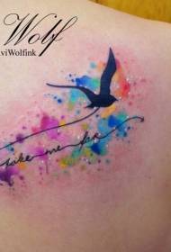 Vissza repülő fekete madár akvarell splash tetoválás mintával