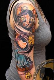 Arm сладък цвят котка с модел на татуировка на цветя на камбаната