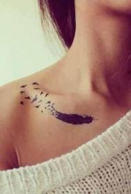 Claviculu incantu modellu tatuatu d'uccello di piuma nera