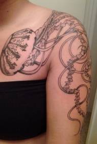 Реалистична черно-бяла татуировка на медузи на рамото