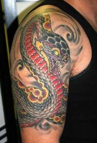 spalvotas gyvatės tatuiruotės modelis ant peties