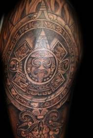 Beso polita Azteken eguzkiaren jainkoaren tatuaje eredua