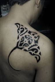 Egyszerű fekete-fehér törzsi totem tintahal tetoválás minta a vállán