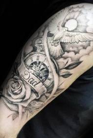 I-Big arm yesikhumbuzo esimnyama sejuba elimnyama kanye nephethini ye-rose tattoo