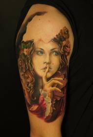 Velika roka naravne barve čudovit dekliški portret s cvetnim vzorcem tatoo