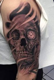 Tengkorak manusia gaya abu-abu hitam lengan besar dengan pola tato jam