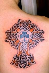 Aizmugurējais ķeltu krusts ar āboliņa tetovējuma rakstu