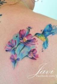 Estilo de pintura ao fondo da acuarela e colibrí bonito e tatuaje de flores