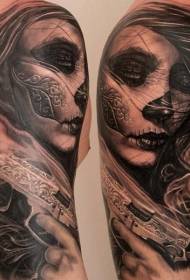 Iso käsivarsi meksikolainen perinteinen tyyli musta nainen pistooli tatuointi malli