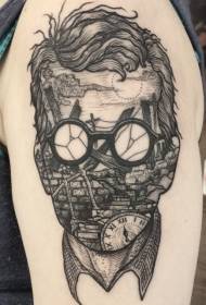 Modello di tatuaggio uomo e occhiali da sole stile surreale grande braccio