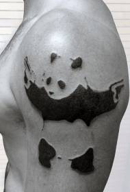 Rankos juoda keista panda su pistoleto tatuiruotės modeliu